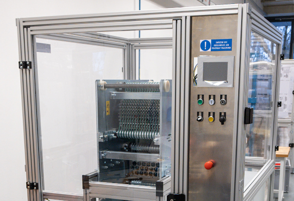 Laboratorní zařízení pro zpracování plošných kompozitních nanovlákenných materiálů pro skládané filtrační svíčky