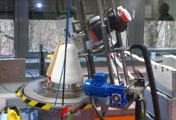 Plástící stroj pro výrobu kloboučnických plástů